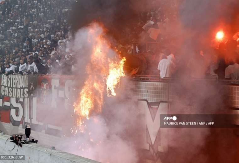 Incendio previo al Ajax.Feyenoord. Foto: AFP