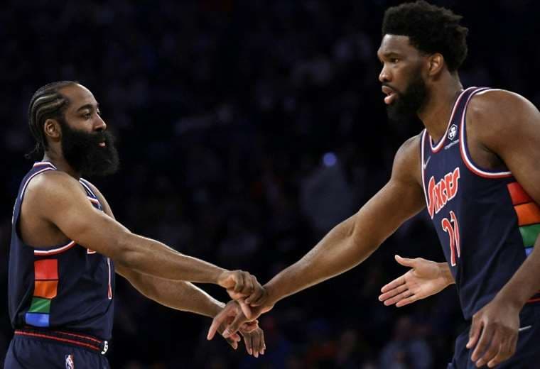 James Harden y Joel Embiid. AFP