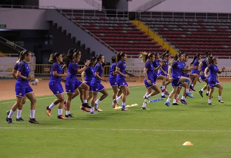 La Sele Femenina realizó anoche el reconocimiento de cancha en el Estadio Nacional.