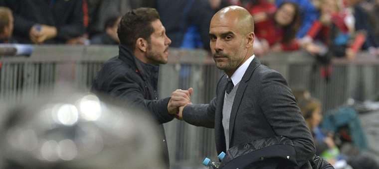 Pep Guardiola y Diego Simeone. AFP