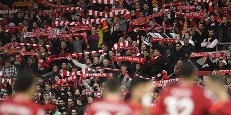 Público en Anfield Road. AFP