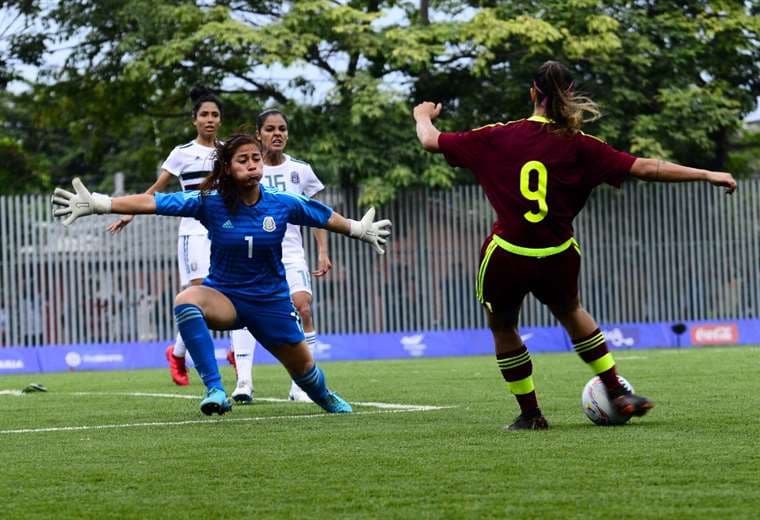 Deyna Castellanos es una destacada futbolista venezolana.