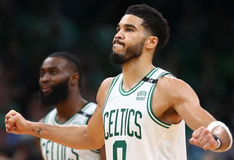Celtics confirman su dominio frente a los Bucks camino a playoffs de NBA