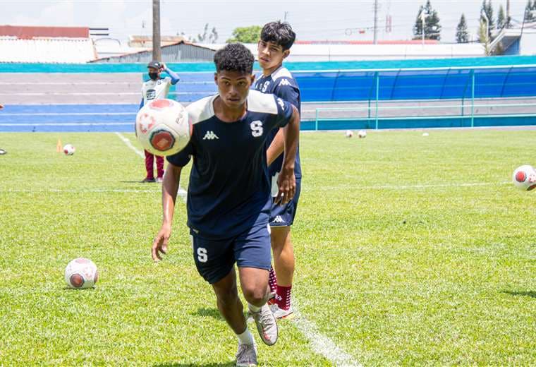 Ethan Drummond entrena con Saprissa.
