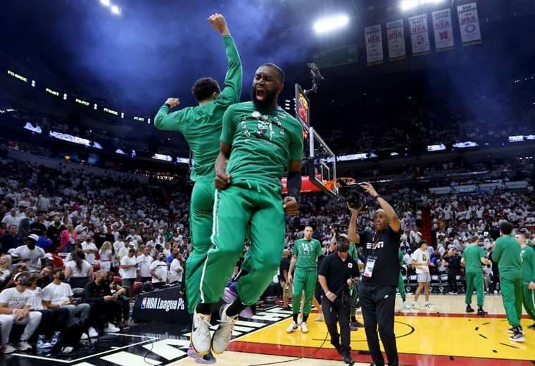 Jaylen Brown y Jason Tatum. AFP