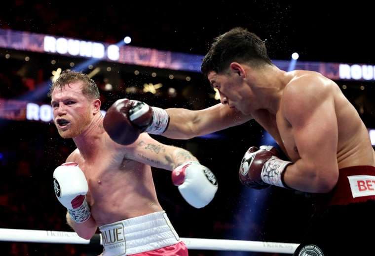 Canelo Álvarez (izquierda) se enfrentó al ruso Dmitry Bivol (derecha).