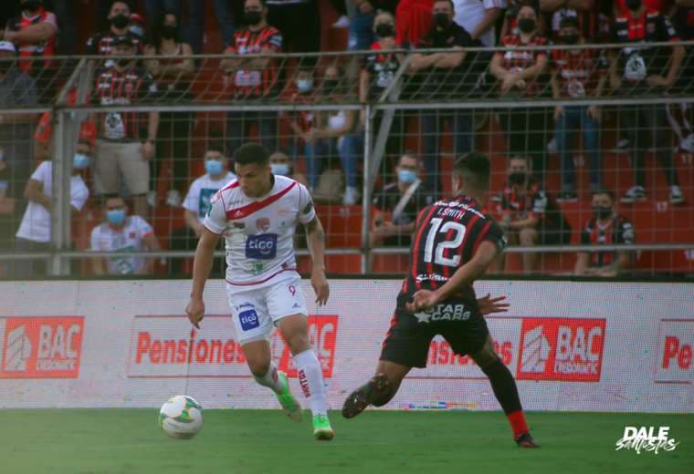 Luis Paradela (izquierda) era figura del Santos.