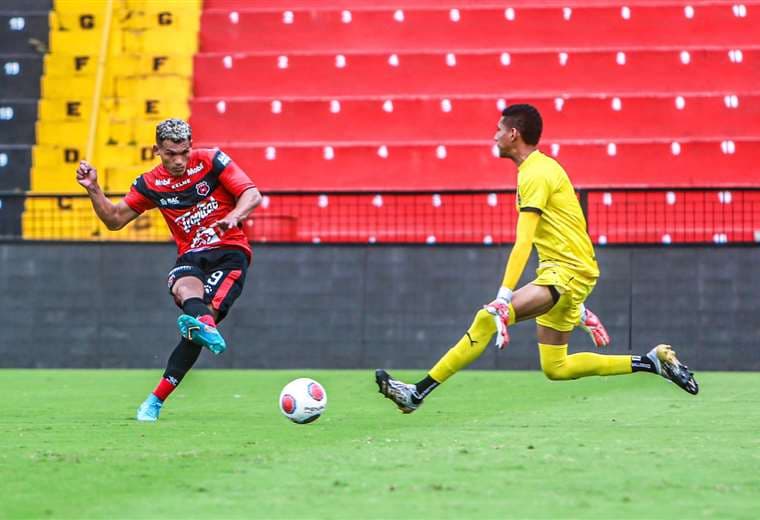 Alajuelense venció al Sporting San Miguelito de Panamá.