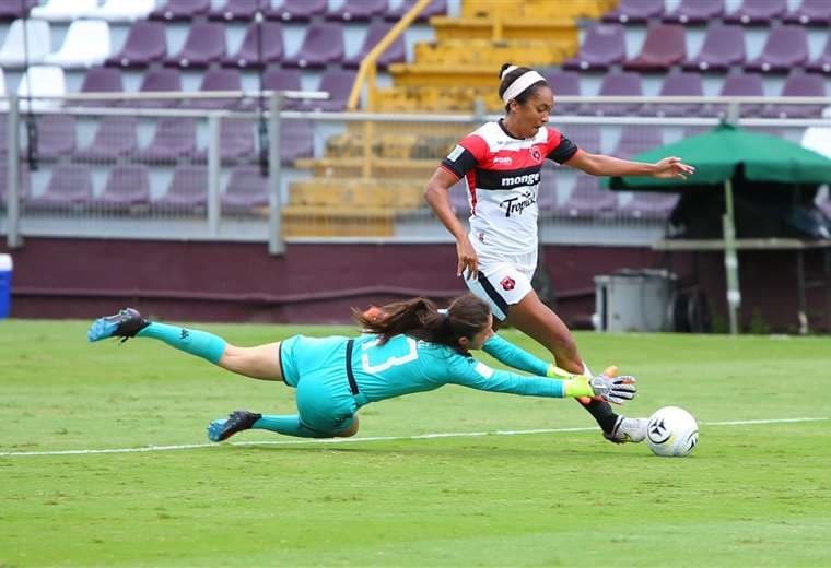 Alajuelense golpeó primero en la final del fútbol femenino.