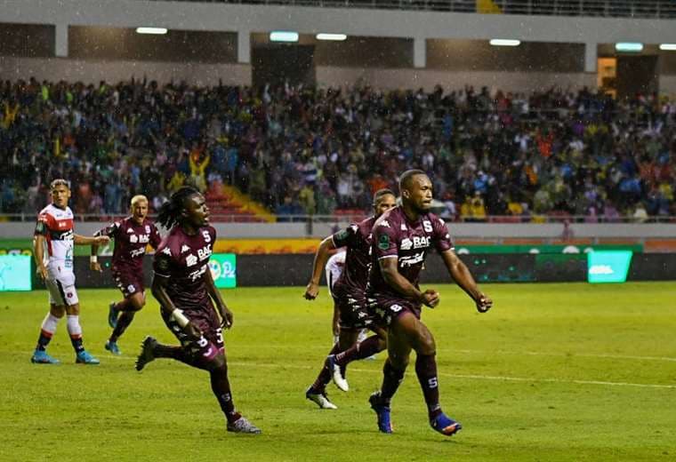 Kendall Waston. Saprissa