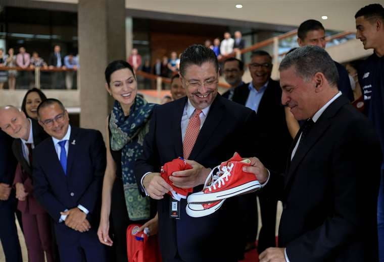 Rodrigo Chaves y Signe Zeicate recibieron a La Sele. Foto: Cortesía Presidencia.