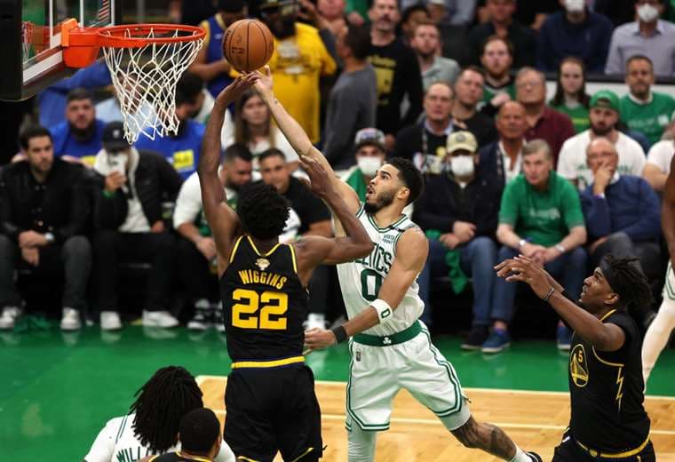 Celtics se adelantan en las Finales de la NBA.
