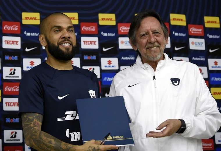 Dani Alves fue oficializado por el Pumas.