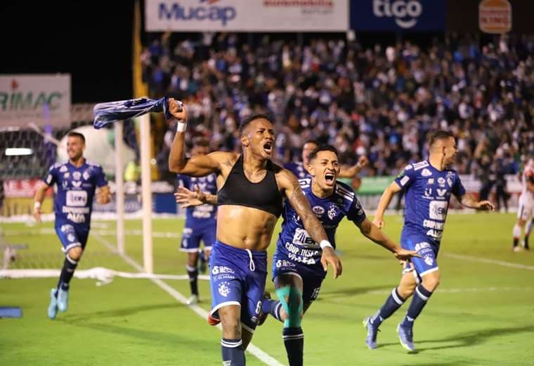 Celebración en el Fello Meza en el agónico gol de Cartaginés. Foto: José Fernando Araya
