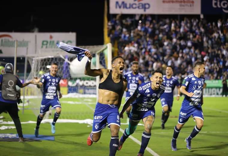 Celebración en el Fello Meza en el agónico gol de Cartaginés. Foto: José Fernando Araya