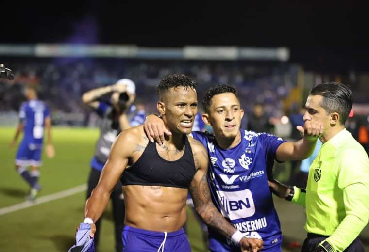 Celebración en el Fello Meza en el agónico gol de Cartaginés. Foto: José Fernando Araya