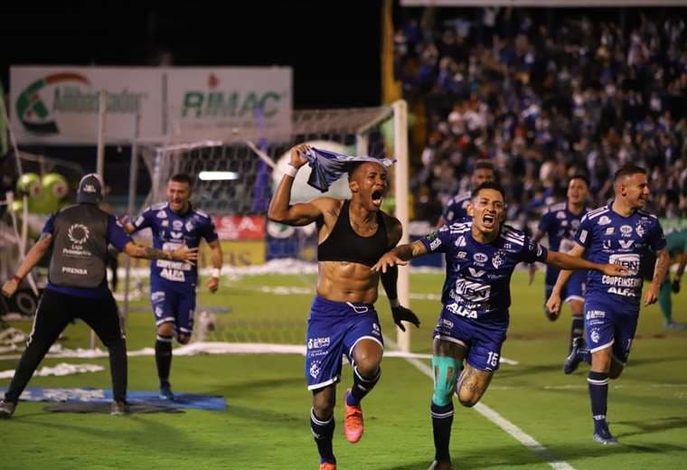 Celebración en el Fello Meza en el agónico gol de Cartaginés. Foto: José Fernando Araya