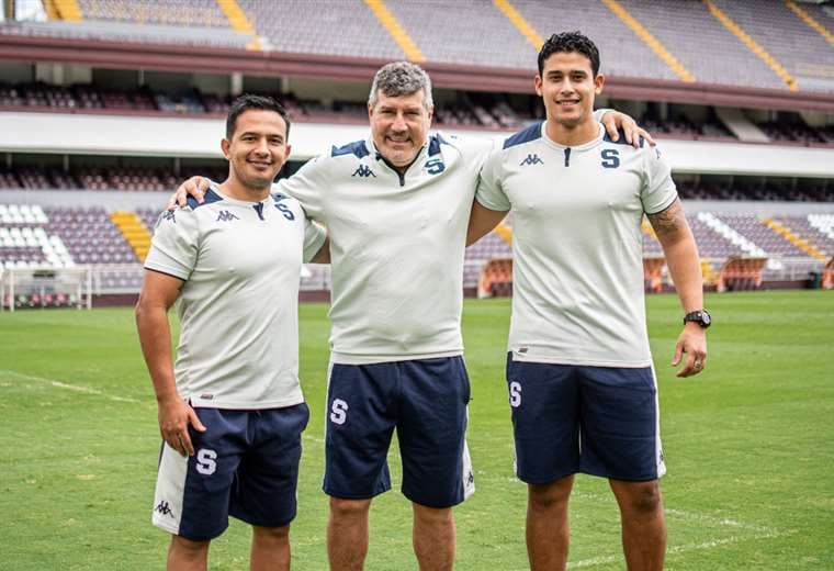 Cuerpo técnico morado. Prensa Saprissa