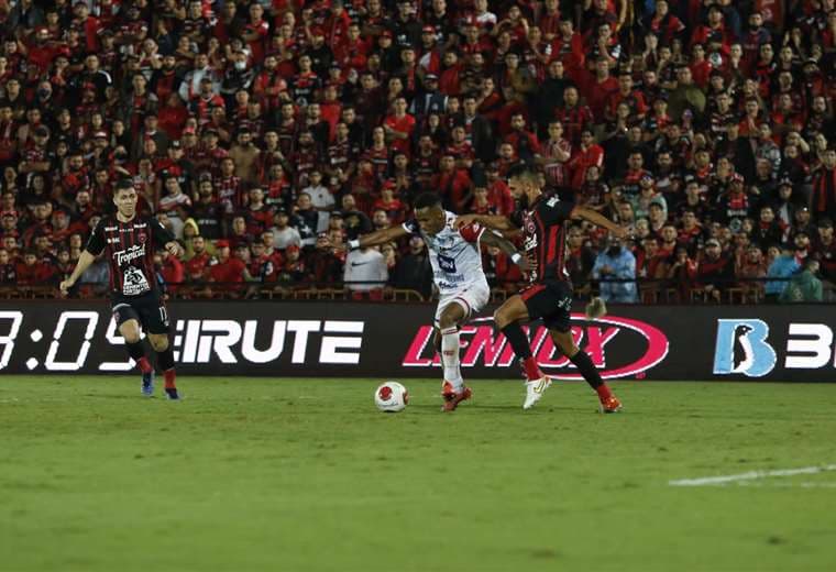 Jeikel Venegas en la final ante Alajuelense.