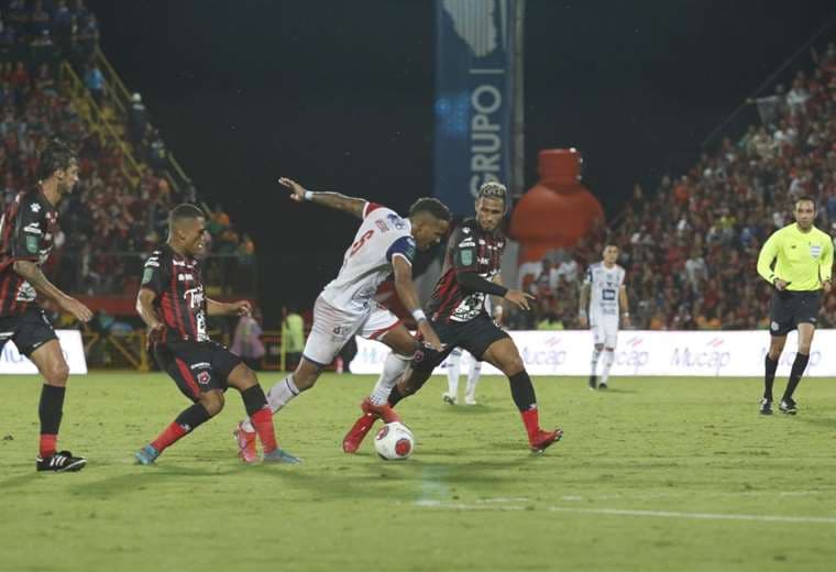 Jeikel Venegas en la final ante Alajuelense.