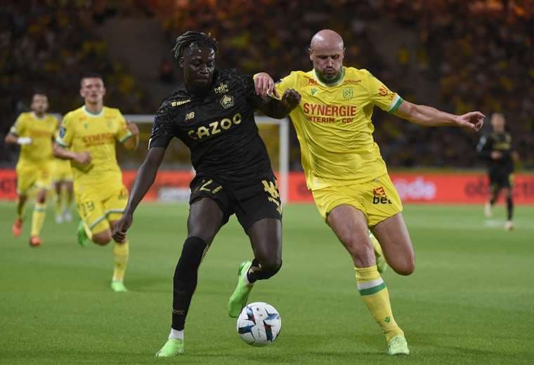 Mohamed Bayo (izq.) delantero del Lille.