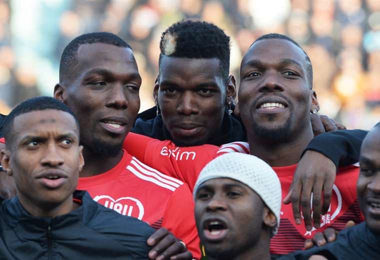 Paul Pogba (centro), Florentin Pogba (izq.) y Mathias Pogba (der.). AFP