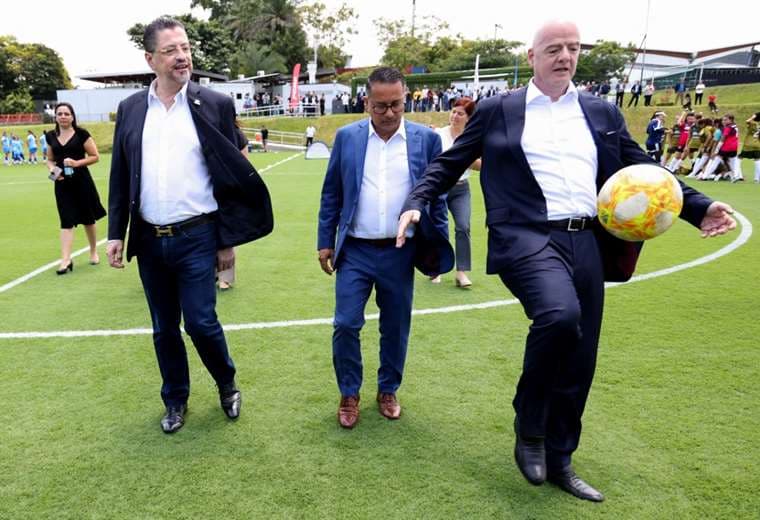 Infantino aboga por la igualdad a través de la profesionalización del fútbol femenino