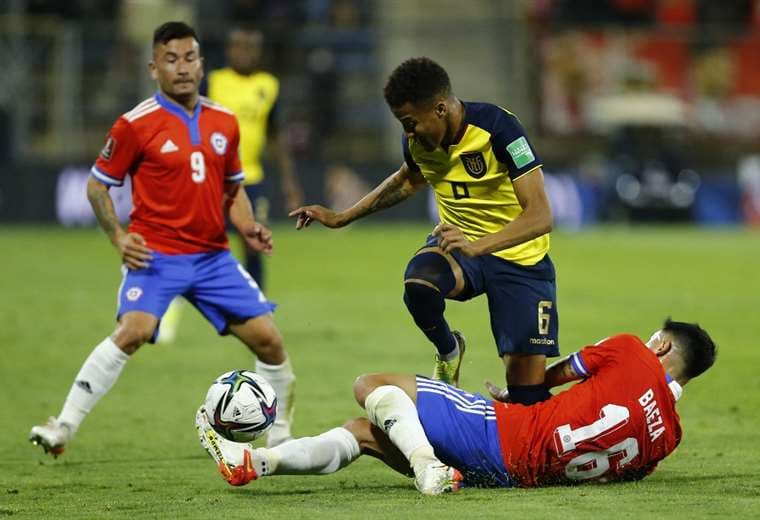 Byron Castillo ante Chile. AFP