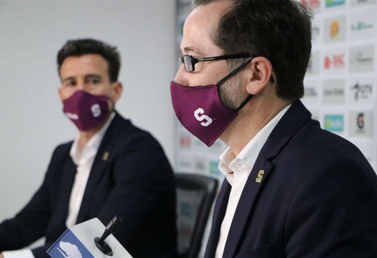 Juan Carlos Rojas, presidente de Saprissa, con Ángel Catalina, gerente.