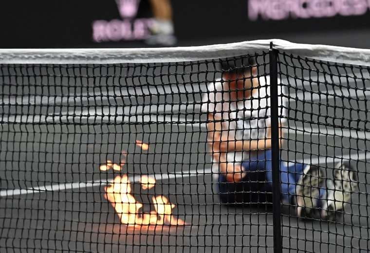 Un activista entra a la pista en la Laver Cup y prende fuego a su brazo.