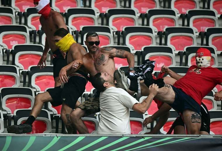 Violencia en el encuentro entre Niza y Colonia. AFP