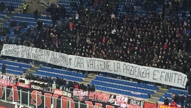 Los hinchas del Milan despliegan una pancarta contra Donnarumma.|Twitter