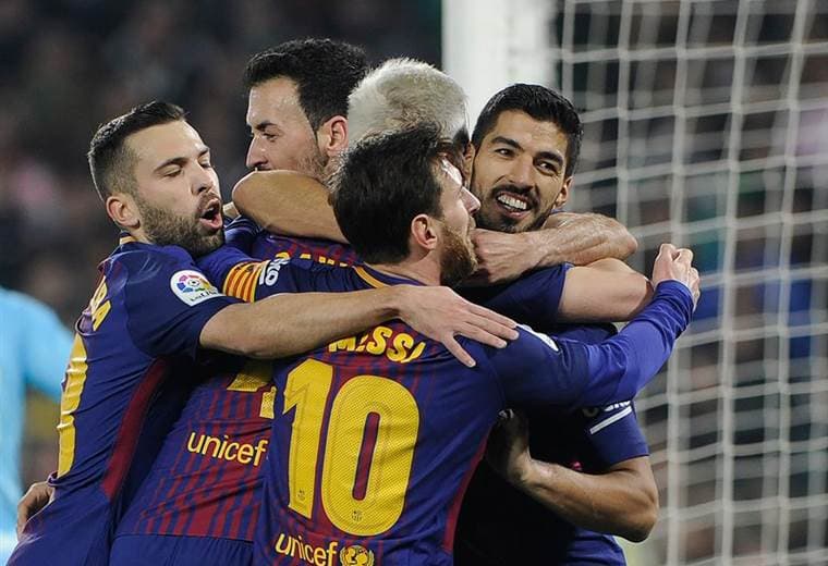 Barcelona celebra una victoria más en la Liga española. 