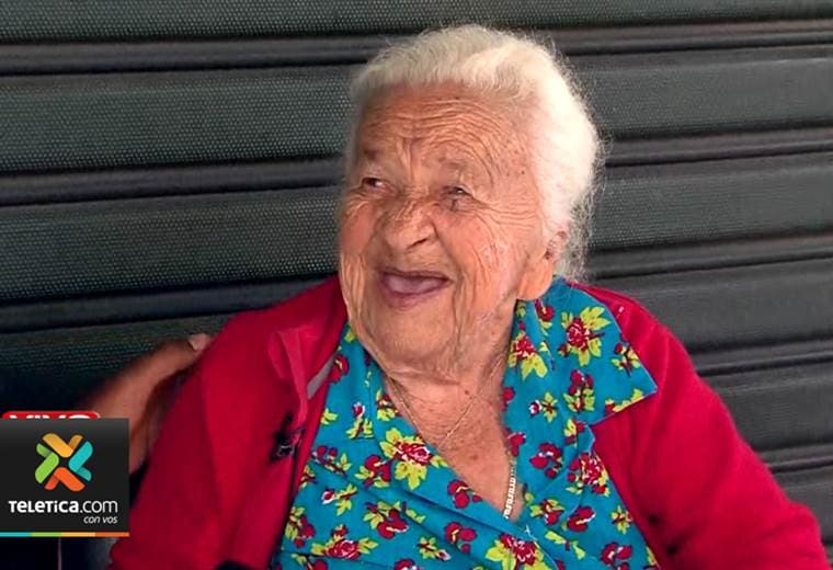 Chancera de 96 años se roba el corazón de los compradores de lotería en San José 