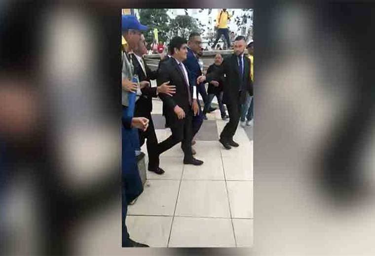 Presidente Carlos Alvarado salió del Teatro Nacional escoltado y en medio de insultos de huelguistas