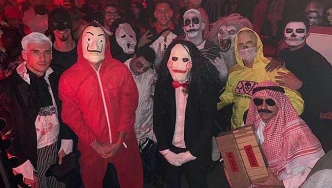 Rafinha (último de izquierda a derecha) generó polémica por su disfraz de Halloween.|Twitter Bayern