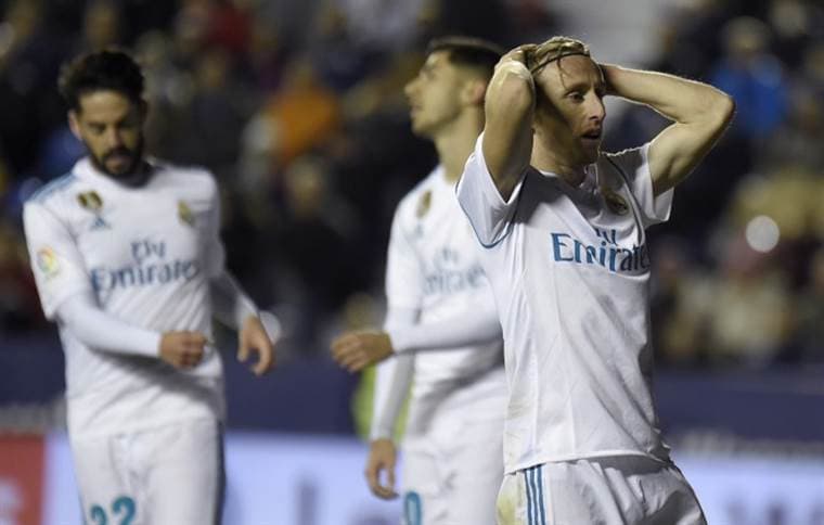 Luka Modric del Real Madrid se lamenta una acción desperdiciada.|AFP