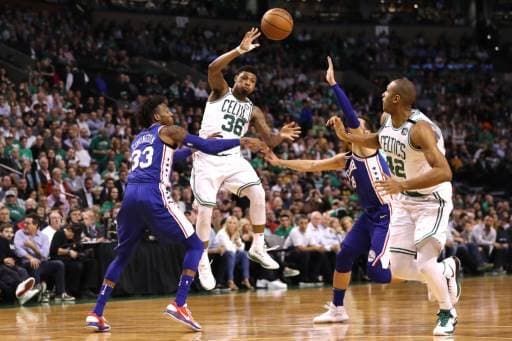 Marcus Smart (36) de los Boston Celtics envía un pase a Al Horford (42).|AFP