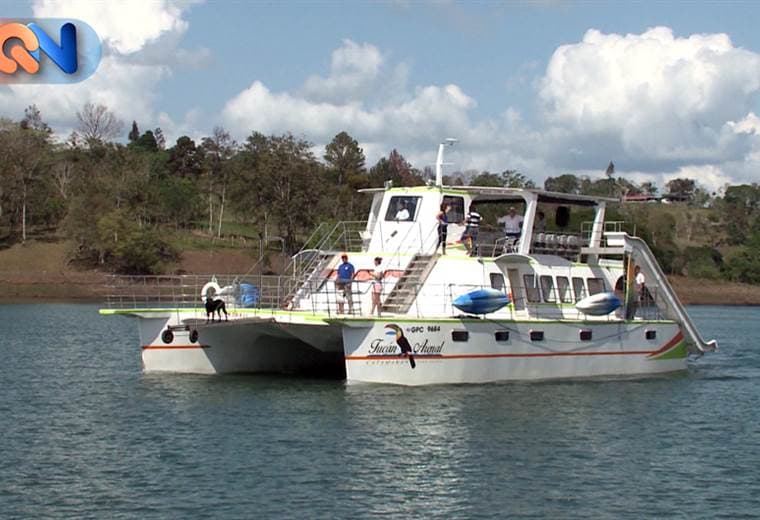 Paseos en catamarán son el atractivo del Lago Arenal