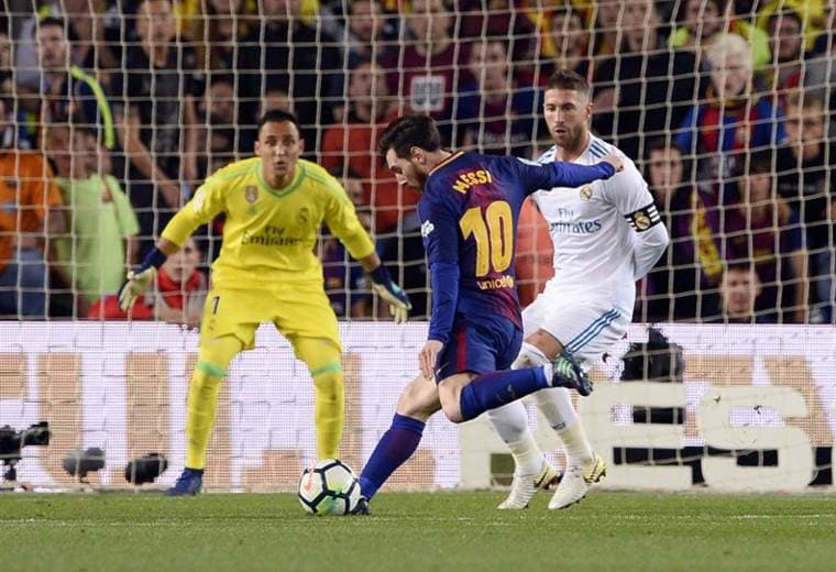 Lionel Messi venció a Keylor Navas en una oportunidad, pero perdió el duelo con el tico en otras dos. AFP