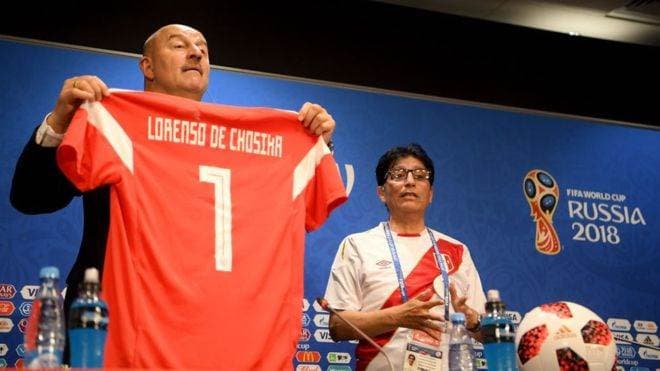 El momento en que el técnico ruso le entrega la camiseta a Lorenzo Goicochea (Lorenzo de Chosica).