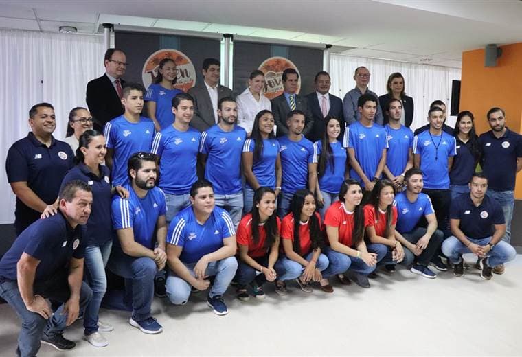 Carlos Alvarado junto a atletas de Barranquilla.|CON