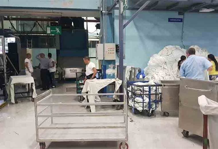 Funcionarios de la CCSS hacen labores de limpieza de ropa hospitalaria