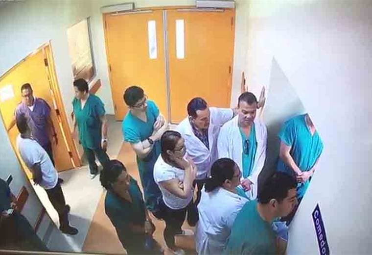 Video y fotos muestran el bloqueo de sindicalistas a salas de cirugía del hospital San Juan de Dios