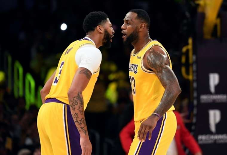 Anthony Davis y LeBron James celebran durante el partido de la NBA entre los Lakers | AFP