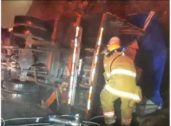 Cuatro personas heridas y dos caballos fallecidos tras vuelco de camión en Cartago