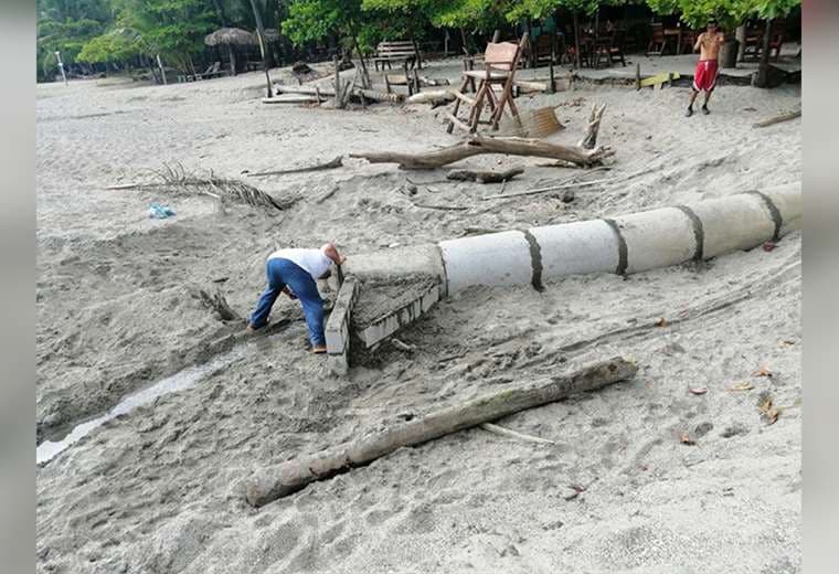 Municipalidad de Nicoya clausura construcción de drenajes sin permiso en playa Sámara
