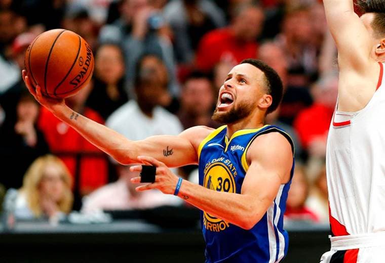 Curry brilla y Warriors ponen a Blazers al borde del abismo en el Oeste