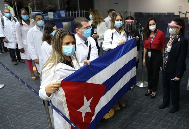 Exdiputados piden a Presidente traer médicos cubanos para combatir la pandemia