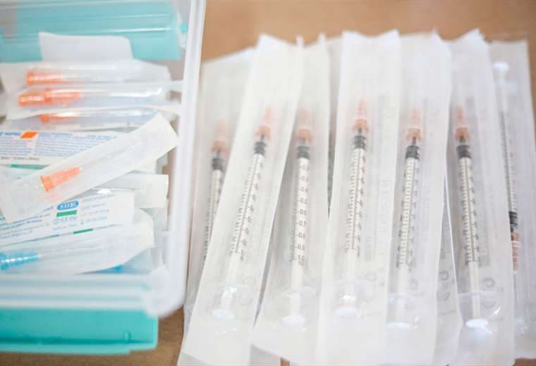 CCSS investiga pérdida de casi mil vacunas por mal manejo de temperatura